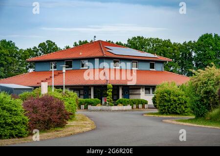 VERSMOLD, DEUTSCHLAND. 20. JUNI 2021 Campingpark Sonnensee Verwaltungsgebäude Stockfoto