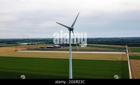 Windrader auf den Feldern zwischen Willich und Osterath bei Krefeld. Stockfoto