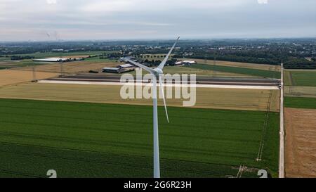 Windrader auf den Feldern zwischen Willich und Osterath bei Krefeld. Stockfoto