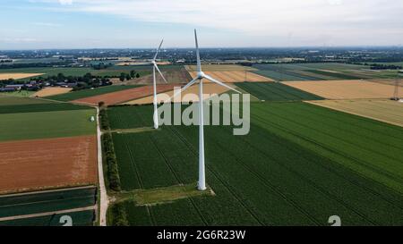 Windrader auf den Feldern zwischen Willich und Osterath bei Krefeld. Stockfoto