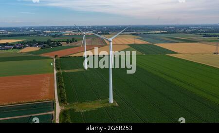 Windrader auf den Feldern zwischen Willich und Osterath bei Krefeld. Stockfoto