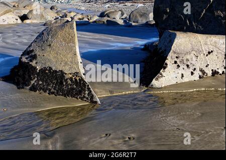 Ein großer Fels wurde getragen und geteilt, die beiden Enden sind nun mit Sand dazwischen gespalten. Stockfoto