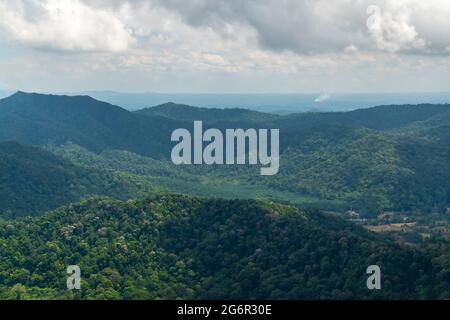 Landschaft Panorama-Landschaft der Bergkette und wolkig blauen Himmel, Luftaufnahme vom Regenwald Berggipfel von Gunung Panti, Malaysia. Stockfoto