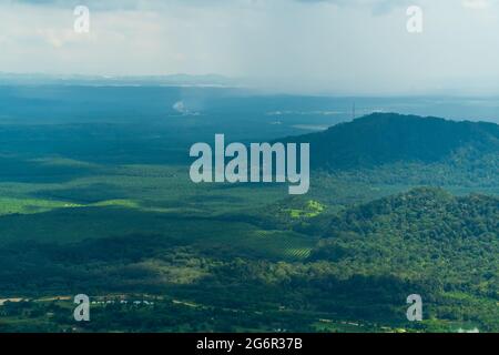 Landschaft Panorama-Landschaft der Bergkette und wolkig blauen Himmel, Luftaufnahme vom Regenwald Berggipfel von Gunung Panti, Malaysia. Stockfoto