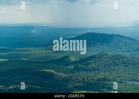 Landschaft Panorama-Landschaft der Bergkette und wolkig blauen Himmel, Luftaufnahme vom Regenwald Berggipfel von Gunung Panti, Malaysia. Stockfoto