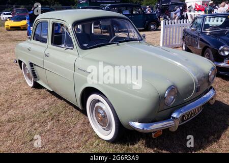 Drei Viertel Vorderansicht eines Green, 1957, Renault Dauphine, auf der London Classic Car Show 2021 ausgestellt Stockfoto