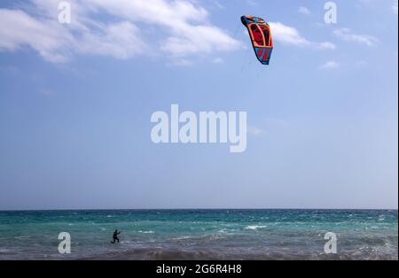 GENUA, ITALIEN, 5. MAI 2021 - EIN Mann praktiziert Kitesurfen im ligurischen Meer, raues Meer, Genua, Italien Stockfoto