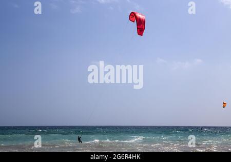 GENUA, ITALIEN, 5. MAI 2021 - Menschen üben Kitesurfen im ligurischen Meer, raues Meer, Genua, Italien Stockfoto