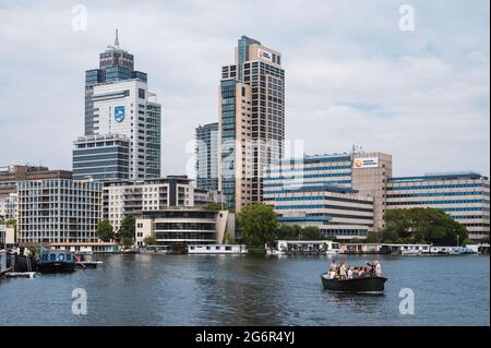 Amsterdam, Niederlande - Juni 26 2021: Philips Headquarters fotografiert von der Amstel aus Stockfoto