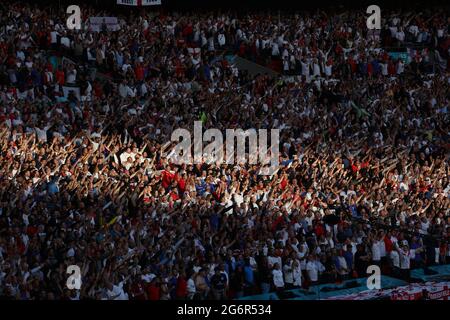 London, Großbritannien, 7. Juli 2021. London, Großbritannien. Juli 2021. England-Fans beim Halbfinale der UEFA EURO 2020 in England gegen Dänemark am 7. Juli 2021 im Wembley Stadium, London, Großbritannien. Kredit: Paul Marriott/Alamy Live Nachrichten Gutschrift: Paul Marriott/Alamy Live Nachrichten Stockfoto