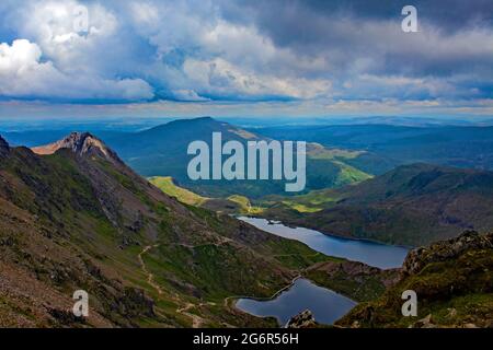 Blick auf Llyn Lydaw und Llyn Glaswyn vom Llanberis-Pfad zum Gipfel des Mount Snowdon Stockfoto