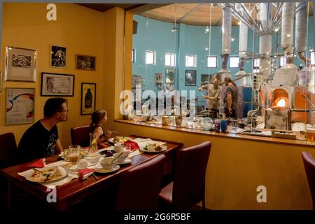 Novotny Glashütte, Novy Bor Tschechische Republik, Touristen beobachten die Produktion von Glas aus dem Restaurant, Glas Tourismus Stockfoto