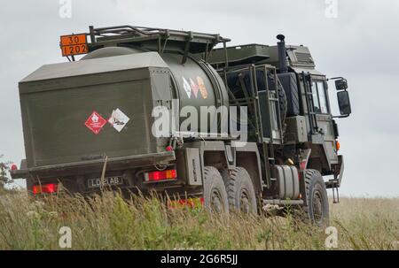 Britische Armee MAN HX58 6x6 Einheit unterstützen Tanker auf einer militärischen Übung, Salisbury Plain, Großbritannien Stockfoto