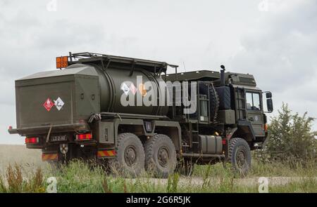 Britische Armee MAN HX58 6x6 Einheit unterstützen Tanker auf einer militärischen Übung, Salisbury Plain, Großbritannien Stockfoto