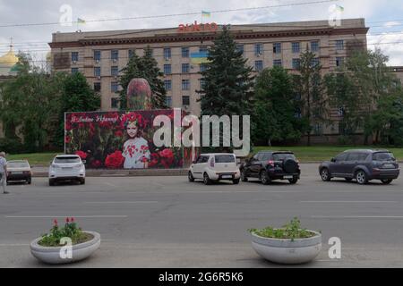 Dnepropetrovsk, Ukraine - 24. Mai 2014: Improvisiertes Denkmal für die gefallenen Euromaidan-Teilnehmer an der Stelle, an der das Denkmal für Wladimir Lenin vom 1957. Bis zum 22. Februar 2014 stand, als Euromaidan-Anhänger es zerstörten. Auf der Rückseite befindet sich das Gebäude des ukrainischen Eisenmetallurgieministeriums Stockfoto