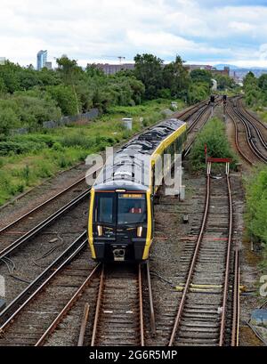 Einer der neuen Mersey Rail Züge, gebaut von Stadler, bringt die Strecke von der Hauptstrecke zurück in das Wartungsdepot in Kirkdale bei Liverpool. Stockfoto