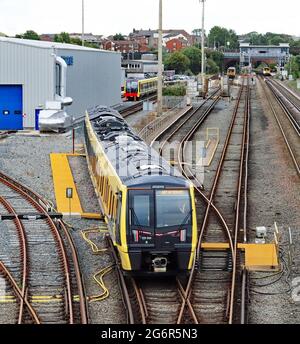 Einer der neuen Mersey Rail-Züge, gebaut von Stadler, kommt von einem Testlauf nach Southport und zurück in das Wartungsdepot in Kirkdale zurück. Stockfoto