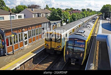 Alte und neue Mersey Rail Züge in Ainsdale in der Nähe von Southport auf der 6.7.2021 auf der anderen Seite ist die alte Einheit 508122, während auf der nahen Seite die neue, 77701 Stockfoto