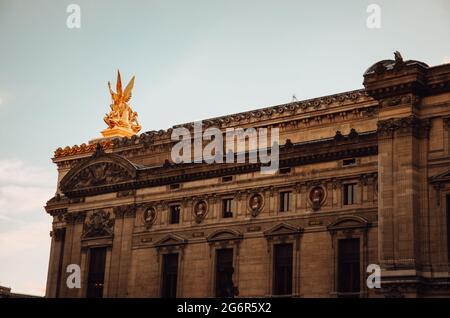 Nahaufnahme der alten Fassade der Opera Garnier an einem sonnigen Tag Stockfoto