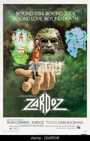 Zardoz (1974) unter der Regie von John Boorman mit Sean Connery, Charlotte Rampling und Sara Kestelman. 2293 steigt ein Wilder namens Zed in seinen vermeintlichen Gott und findet einen Weg in die Gemeinschaft der Ewigen, gelangweilte Unsterbte, die die Hiim am Leben halten, um ihn zu studieren. Stockfoto