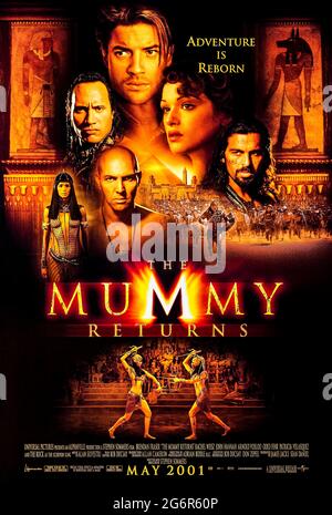 The Mummy Returns (2001) unter der Regie von Stephen Sommers mit Brendan Fraser, Rachel Weisz, Arnold Vosloo und John Hannah. Die mumifizierte Leiche von Imhotep wird in ein Museum in London verschifft, wo er wieder aufwacht und seine Kampagne der Wut und des Terrors beginnt. Stockfoto