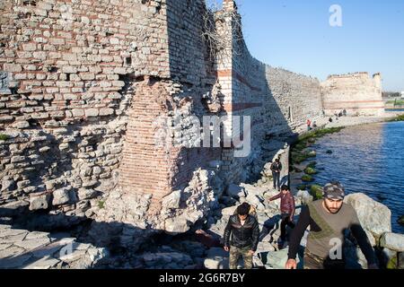 Istanbul, Türkei - 01-04-2017 : Seeseite der Istanbuler Stadtmauer im Stadtteil Samatya Stockfoto