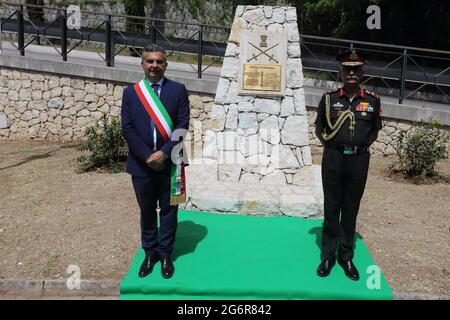 Cassino, Italien, 7. Juli 2021. Bürgermeister Enzo Salera und Generalkommandant Manoj Mukund Naravane weihen einen Gedenkstein zu Ehren der im Zweiten Weltkrieg gefallenen Inder ein Stockfoto