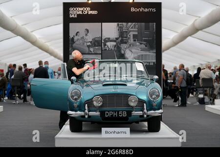 Chris Bailey, Leiter der Fahrzeugpräsentation bei Bonhams, reinigt ein 1964 Aston Martin DB5-Cabriolet, das im Bonhams Saleroom im Goodwood Estate, Chichester, West Sussex, das zuvor Prinzessin Margaret und Lord Snowdon gehörte, und dem Schauspieler Peter Sellers ausgestellt wird. Und wird geschätzt, £1.3-1.5 Millionen in der Bonhams Festival of Speed Sale am Freitag zu holen. Bilddatum: Donnerstag, 8. Juli 2021. Stockfoto