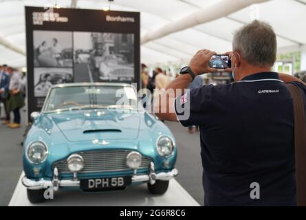Eine Person fotografiert ein Aston Martin DB5 Cabriolet aus dem Jahr 1964, das im Bonhams Saleroom im Goodwood Estate, Chichester, West Sussex, das zuvor Prinzessin Margaret und Lord Snowdon und Schauspieler Peter Sellers gehörte, ausgestellt wird. Und wird geschätzt, £1.3-1.5 Millionen in der Bonhams Festival of Speed Sale am Freitag zu holen. Bilddatum: Donnerstag, 8. Juli 2021. Stockfoto