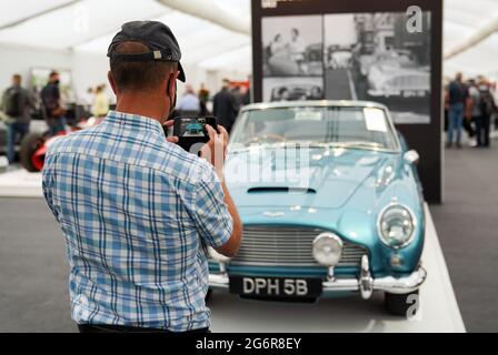 Eine Person fotografiert ein Aston Martin DB5 Cabriolet aus dem Jahr 1964, das im Bonhams Saleroom im Goodwood Estate, Chichester, West Sussex, das zuvor Prinzessin Margaret und Lord Snowdon und Schauspieler Peter Sellers gehörte, ausgestellt wird. Und wird geschätzt, £1.3-1.5 Millionen in der Bonhams Festival of Speed Sale am Freitag zu holen. Bilddatum: Donnerstag, 8. Juli 2021. Stockfoto