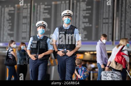 08. Juli 2021, Hessen, Frankfurt/Main: Eine Patrouille der Bundespolizei geht durch das Terminal 1 des Frankfurter Flughafens. Mit Corona und den verschiedenen Virenvariantenbereichen hat sich auch die tägliche Arbeit der Offiziere, ein- und ausgehende Passagiere zu kontrollieren, geändert. Foto: Boris Roessler/dpa Stockfoto