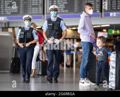 08. Juli 2021, Hessen, Frankfurt/Main: Eine Patrouille der Bundespolizei geht durch das Terminal 1 des Frankfurter Flughafens. Mit Corona und den verschiedenen Virenvariantenbereichen hat sich auch die tägliche Arbeit der Offiziere, ein- und ausgehende Passagiere zu kontrollieren, geändert. Foto: Boris Roessler/dpa Stockfoto