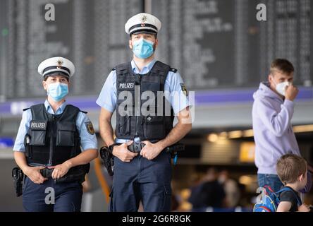 08. Juli 2021, Hessen, Frankfurt/Main: Eine Patrouille der Bundespolizei geht durch das Terminal 1 des Frankfurter Flughafens. Mit Corona und den verschiedenen Virenvariantenbereichen hat sich auch die tägliche Arbeit der Offiziere, ein- und ausgehende Passagiere zu kontrollieren, geändert. Foto: Boris Roessler/dpa Stockfoto