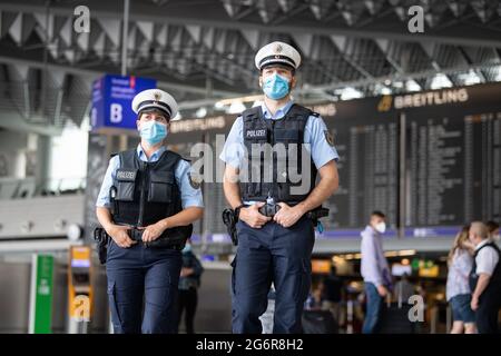 08. Juli 2021, Hessen, Frankfurt/Main: Eine Patrouille der Bundespolizei geht durch das Terminal 1 des Frankfurter Flughafens. Mit Corona und den verschiedenen Virenvariantenbereichen hat sich auch die tägliche Arbeit der Offiziere, ein- und ausgehende Passagiere zu kontrollieren, geändert. Foto: Boris Roessler/dpa Stockfoto
