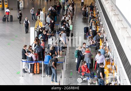 08. Juli 2021, Hessen, Frankfurt/Main: Passagiere stehen an den Check-in-Schaltern im Terminal 1 des Frankfurter Flughafens. Das Passagieraufkommen am Frankfurter Flughafen ist in den letzten Wochen gestiegen. Foto: Boris Roessler/dpa Stockfoto