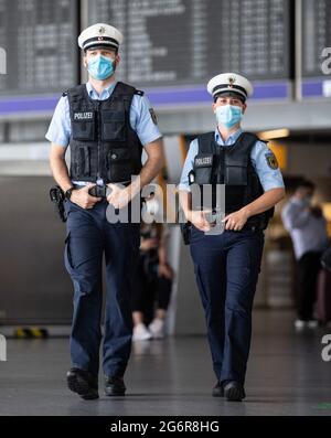 08. Juli 2021, Hessen, Frankfurt/Main: Eine Patrouille der Bundespolizei geht durch das Terminal 1 des Frankfurter Flughafens. Mit Corona und den verschiedenen Virenvariantenbereichen hat sich auch die tägliche Arbeit der Offiziere, ein- und ausgehende Passagiere zu kontrollieren, geändert. Foto: Boris Roessler/dpa Stockfoto
