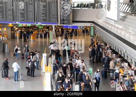 08. Juli 2021, Hessen, Frankfurt/Main: Passagiere stehen an den Check-in-Schaltern im Terminal 1 des Frankfurter Flughafens. Das Passagieraufkommen am Frankfurter Flughafen ist in den letzten Wochen gestiegen. Foto: Boris Roessler/dpa Stockfoto