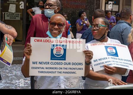 New York, Usa. Juli 2021. Mitglieder der CWA Local 1183 beobachten die Ticker Tape Parade der „Hometown Heroes“ in New York City.im Canyon of Heroes in Manhattan werden Gesundheitsarbeiter, Ersthelfer und wichtige Mitarbeiter für ihren Dienst während der Covid-19-Pandemie geehrt. (Foto von Ron Adar/SOPA Images/Sipa USA) Quelle: SIPA USA/Alamy Live News Stockfoto