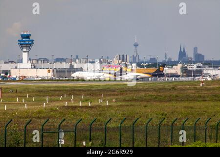 Blick auf den Aircargo-Hub des Flughafens Köln Bonn, im Hintergrund Kölner Dom, Köln, Deutschland. Blick zum Frachtbereich des Flughafens K Stockfoto