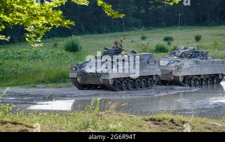 britische Armee FV512 Krieger erholen Fahrzeug schleppen einen geplagten Krieger FV510 auf Manöver auf Salisbury Plain, Wiltshire Stockfoto