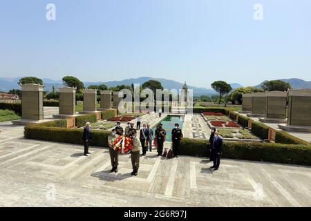 Cassino, Italien, 7. Juli 2021. Bürgermeister Enzo Salera und Generalkommandant Manoj Mukund Naravane würdigen die im Zweiten Weltkrieg gefallenen Indianer, die auf dem Commonwealth-Friedhof in Cassino, Italien, begraben wurden Stockfoto