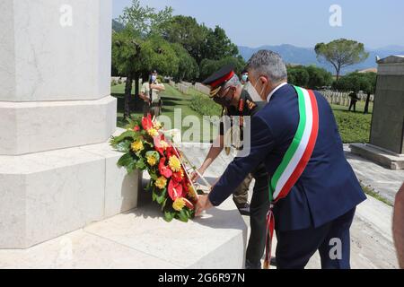 Cassino, Italien, 7. Juli 2021. Bürgermeister Enzo Salera und Generalkommandant Manoj Mukund Naravane würdigen die im Zweiten Weltkrieg gefallenen Indianer, die auf dem Commonwealth-Friedhof in Cassino, Italien, begraben wurden Stockfoto