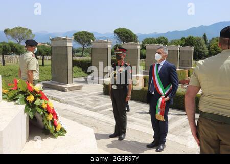 Cassino, Italien, 7. Juli 2021. Bürgermeister Enzo Salera und Generalkommandant Manoj Mukund Naravane würdigen die im Zweiten Weltkrieg gefallenen Indianer, die auf dem Commonwealth-Friedhof in Cassino, Italien, begraben wurden Stockfoto