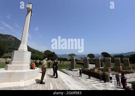 Cassino, Italien, 7. Juli 2021. Bürgermeister Enzo Salera und Generalkommandant Manoj Mukund Naravane würdigen die im Zweiten Weltkrieg gefallenen Indianer, die auf dem Commonwealth-Friedhof in Cassino, Italien, begraben wurden Stockfoto