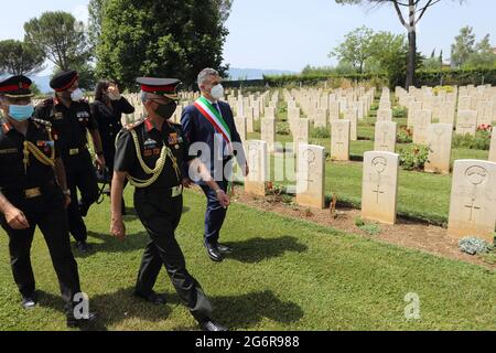 Cassino, Italien, 7. Juli 2021. Bürgermeister Enzo Salera und Generalkommandant Manoj Mukund Naravane würdigen die im Zweiten Weltkrieg gefallenen Indianer, die auf dem Commonwealth-Friedhof in Cassino, Italien, begraben wurden Stockfoto