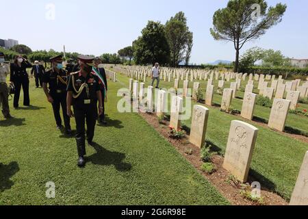 Cassino, Italien, 7. Juli 2021. Bürgermeister Enzo Salera und Generalkommandant Manoj Mukund Naravane würdigen die im Zweiten Weltkrieg gefallenen Indianer, die auf dem Commonwealth-Friedhof in Cassino, Italien, begraben wurden Stockfoto