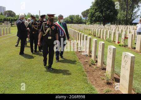 Cassino, Italien, 7. Juli 2021. Bürgermeister Enzo Salera und Generalkommandant Manoj Mukund Naravane würdigen die im Zweiten Weltkrieg gefallenen Indianer, die auf dem Commonwealth-Friedhof in Cassino, Italien, begraben wurden Stockfoto