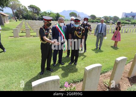 Cassino, Italien, 7. Juli 2021. Bürgermeister Enzo Salera und Generalkommandant Manoj Mukund Naravane würdigen die im Zweiten Weltkrieg gefallenen Indianer, die auf dem Commonwealth-Friedhof in Cassino, Italien, begraben wurden Stockfoto