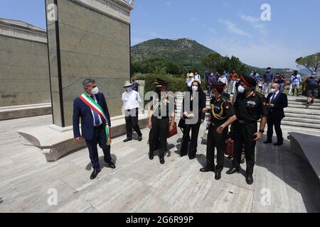 Cassino, Italien, 7. Juli 2021. Bürgermeister Enzo Salera und Generalkommandant Manoj Mukund Naravane würdigen die im Zweiten Weltkrieg gefallenen Indianer, die auf dem Commonwealth-Friedhof in Cassino, Italien, begraben wurden Stockfoto