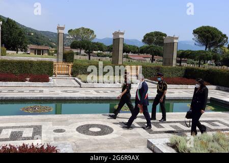 Cassino, Italien, 7. Juli 2021. Bürgermeister Enzo Salera und Generalkommandant Manoj Mukund Naravane würdigen die im Zweiten Weltkrieg gefallenen Indianer, die auf dem Commonwealth-Friedhof in Cassino, Italien, begraben wurden Stockfoto